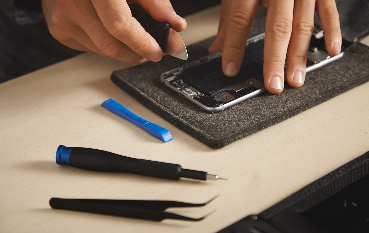 Ilu specjalistów naprawia Twój smartfon w serwisie telefonów?